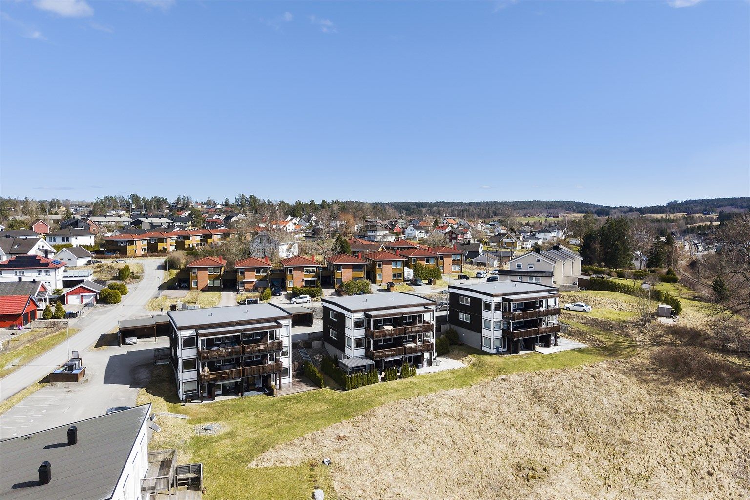 Tomter har en sentral beliggenhet i Indre Østfold, attraktivt for pendlere mot Oslo og Follo.