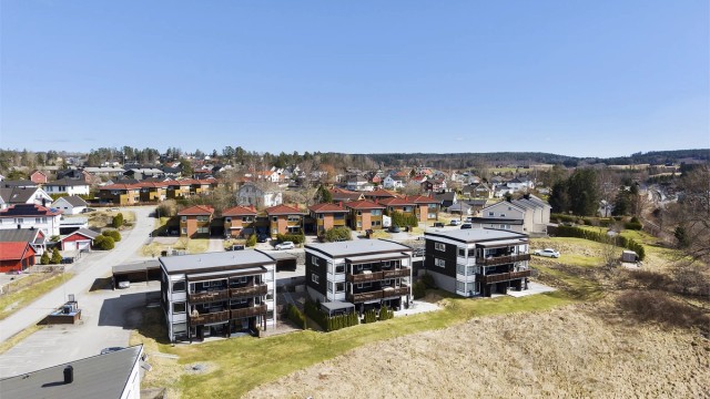 Tomter har en sentral beliggenhet i Indre Østfold, attraktivt for pendlere mot Oslo og Follo.