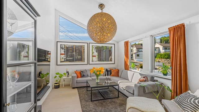 Stuen er av god størrelse med plass til både sofagruppe og tv-seksjon med tilhørende møblement. Det stor vinduet sørger for ekstra naturlig lys.