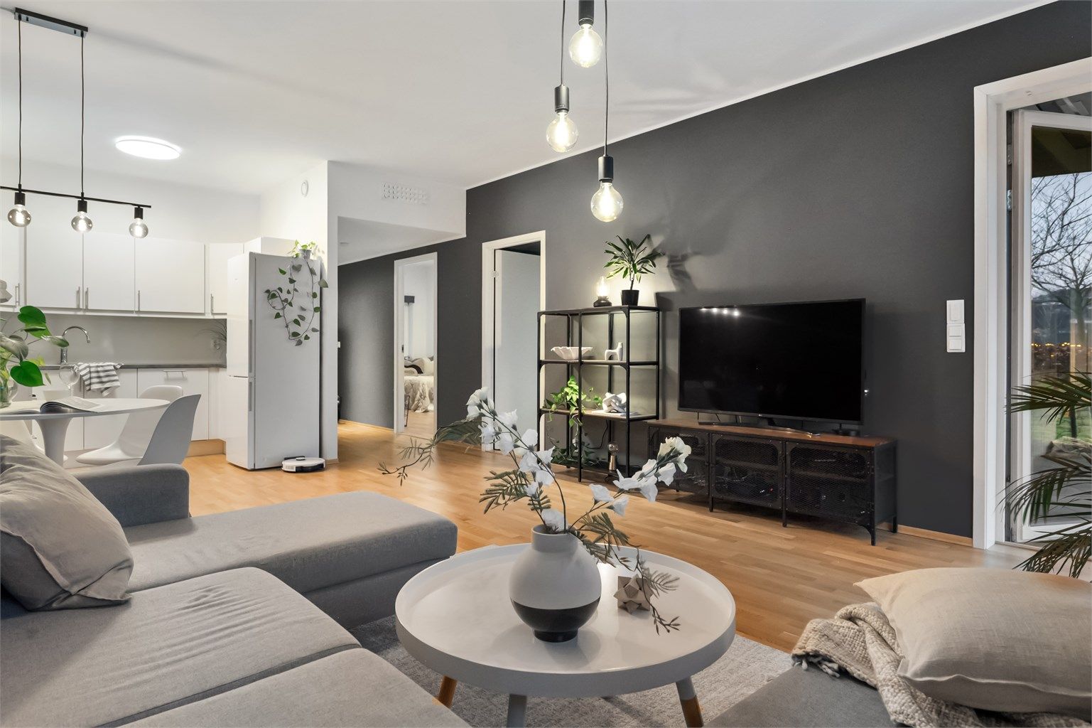 Stuen har en moderne, åpen løsning samt god takhøyde