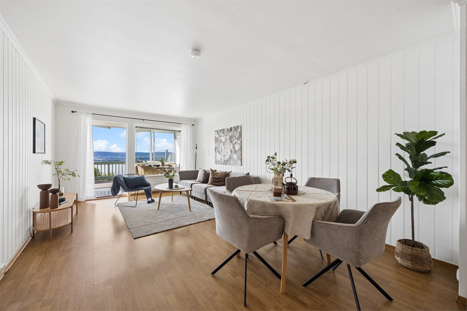Stue og kjøkken i åpen løsning med god plass til både sofagruppe, spisegruppe og ønsket møblement.