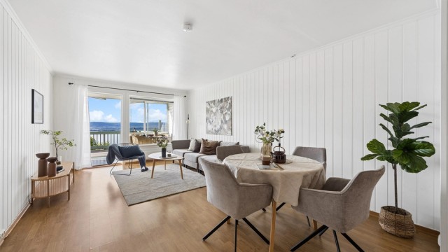 Stue og kjøkken i åpen løsning med god plass til både sofagruppe, spisegruppe og ønsket møblement.
