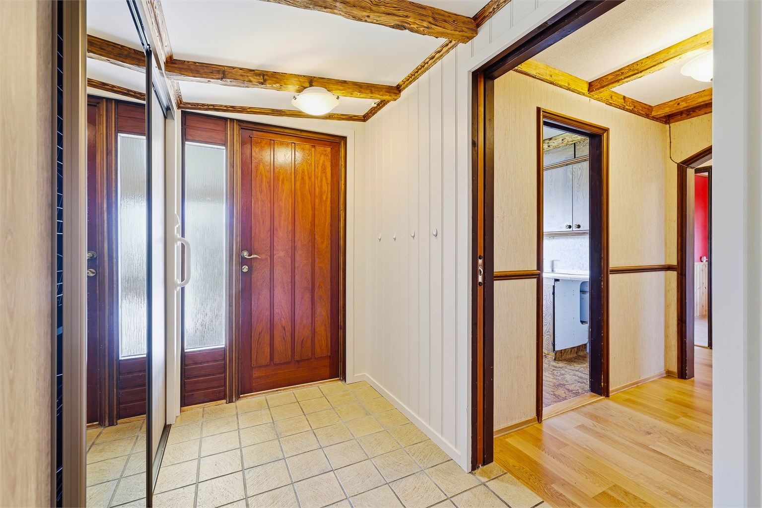 Entréen ble oppgradert med ny garderobe og panel på veggene i 2022.