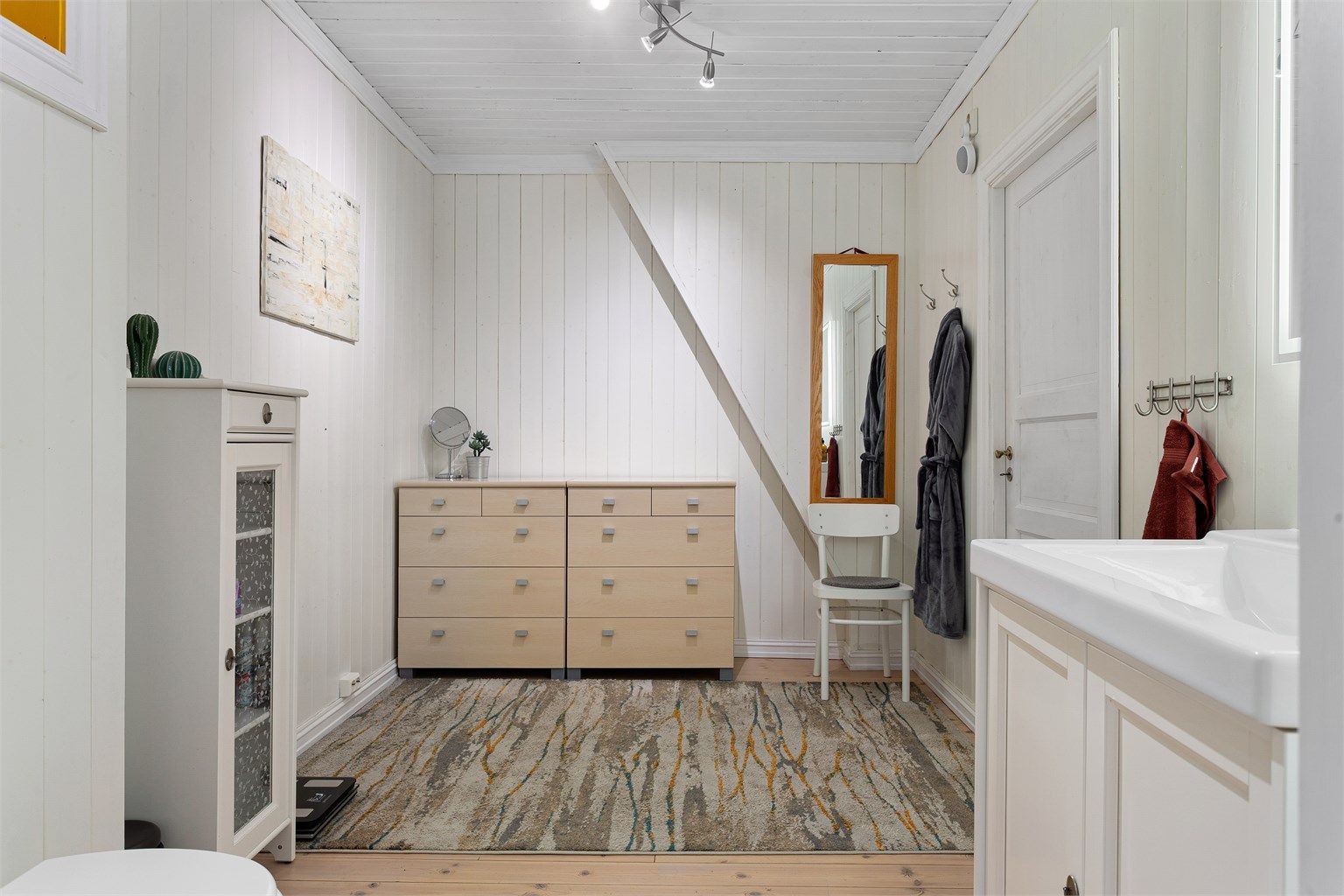 Praktisk bad med rikelig plass til både oppbevaring og daglig bruk. Deler av badet hvor skap med skuffer er plasser er ikke omsøkt til rom for varig opphold