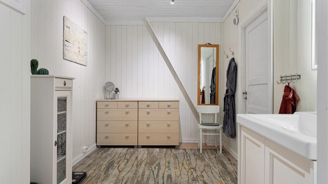 Praktisk bad med rikelig plass til både oppbevaring og daglig bruk. Deler av badet hvor skap med skuffer er plasser er ikke omsøkt til rom for varig opphold