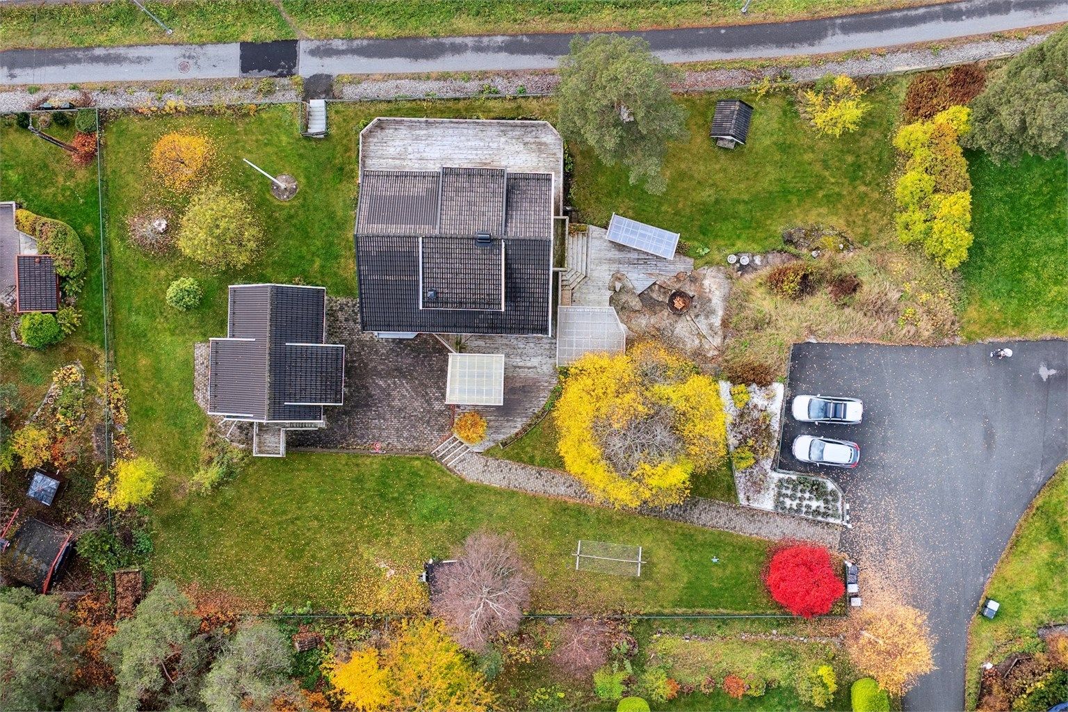 Romslig, solrik eiendom på hele 2,2 mål bestående av en stor enebolig, anneks og pen hage