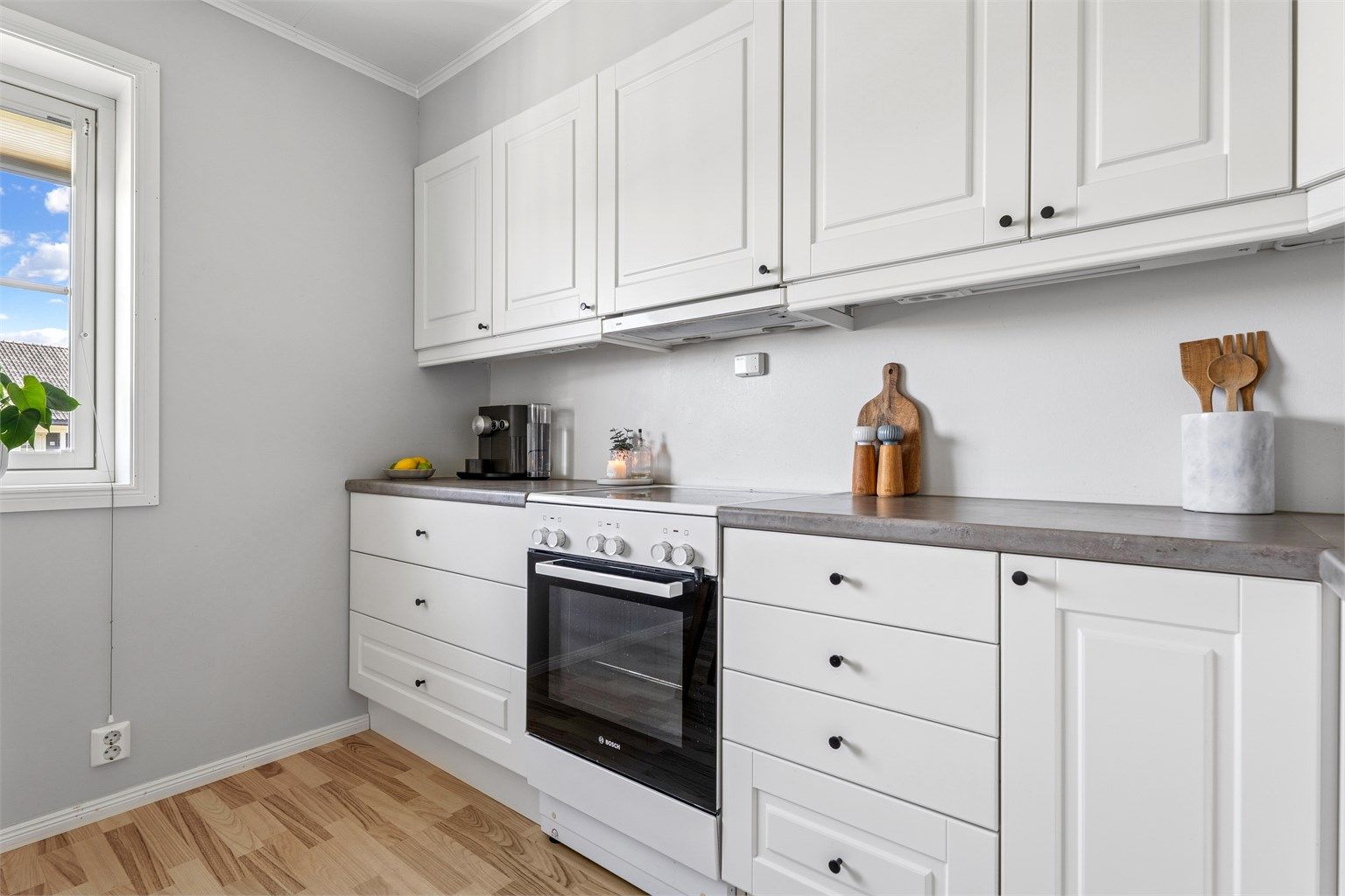 Innredningen består av laminerte skrog og profilerte fronter, og det er godt med benkeplass og belysning over arbeidsflaten.