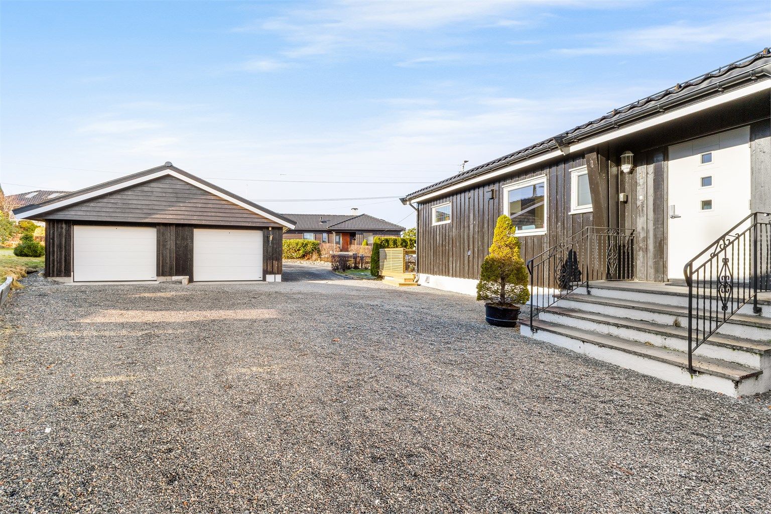 Eiendommen har dobbel garasje, samt stor parkeringsplass på tomten. Nye garasjeporter ble montert i 2023 og 2025. Det ble i 2025 montert lader for EL-bil både i garasje, samt egen lader til utleieleiligheten.
