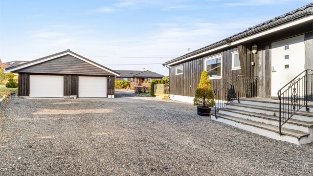 Eiendommen har dobbel garasje, samt stor parkeringsplass på tomten. Nye garasjeporter ble montert i 2023 og 2025. Det ble i 2025 montert lader for EL-bil både i garasje, samt egen lader til utleieleiligheten.