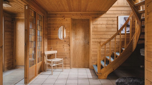 Romslig hall med flislagt gulv og gulvvarme.
