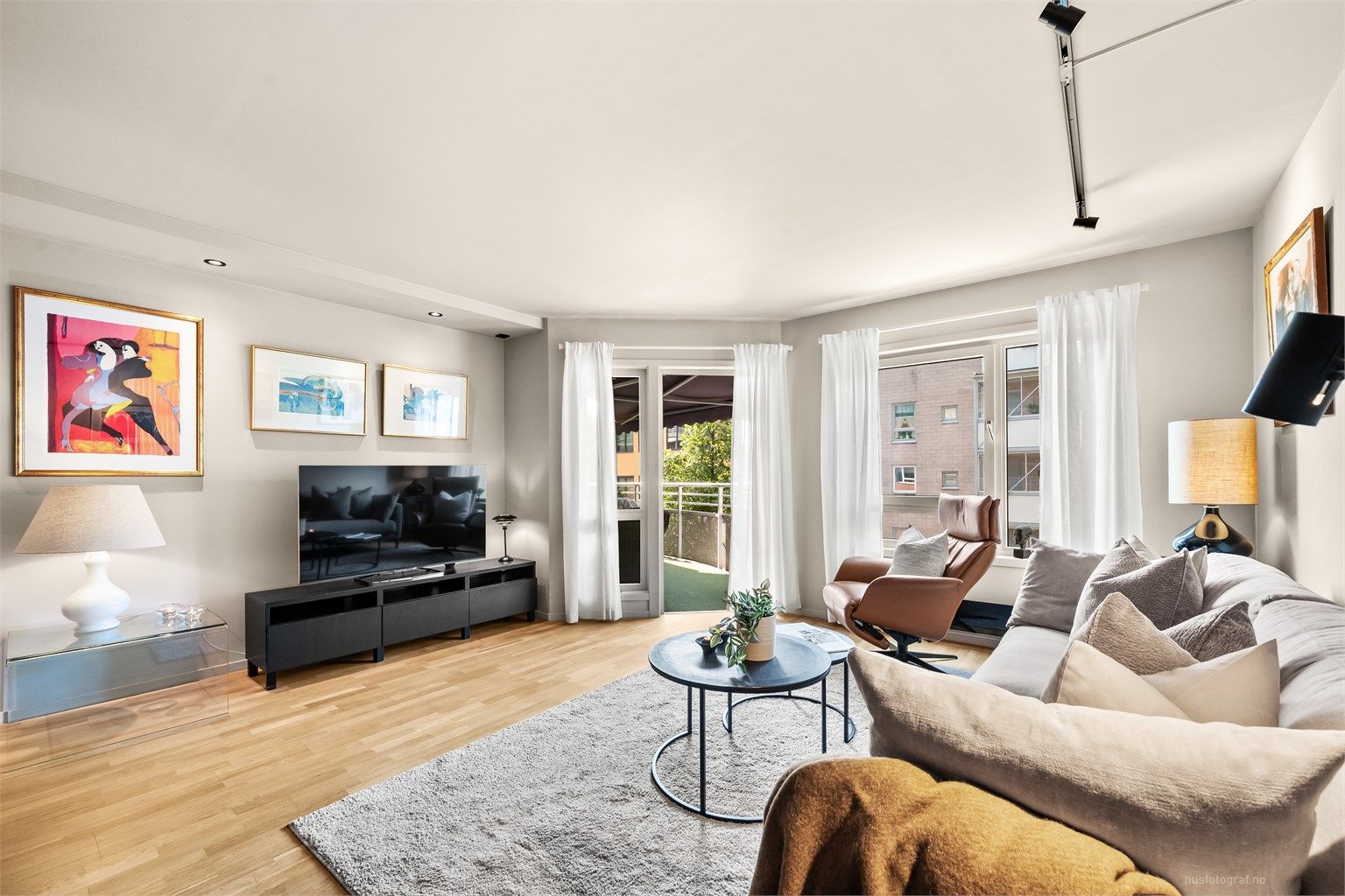 Overflateoppusset inkl. slipt samt lakkert parkettgulv i leiligheten i 2024