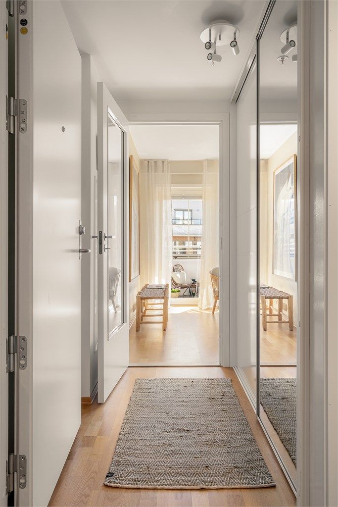 Entréen ønsker velkommen inn og har en praktisk skyvedørsgarderobe med speilfronter for oppbevaring.