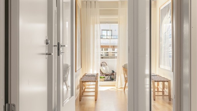 Entréen ønsker velkommen inn og har en praktisk skyvedørsgarderobe med speilfronter for oppbevaring.