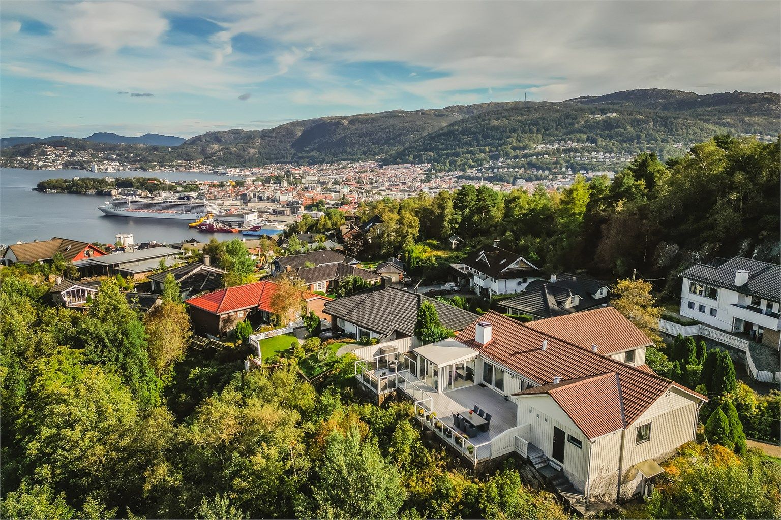 Store, usjenerte og meget solrike terrassearealer i tilknytning til boligens 2 etasje.