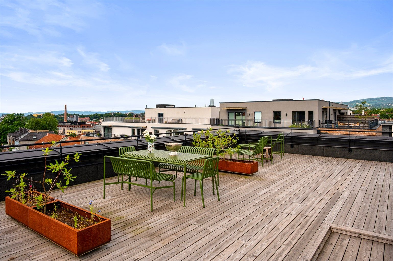 Stor, felles takterrasse med moderne utemøbler fra HAY og god plass.