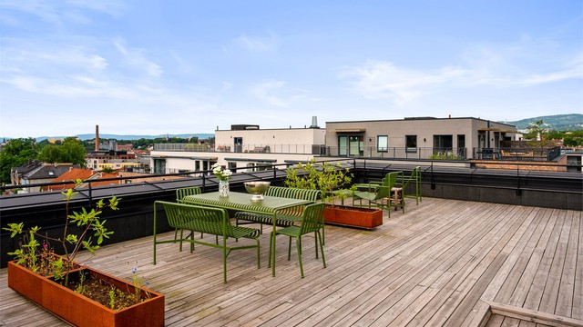 Stor, felles takterrasse med moderne utemøbler fra HAY og god plass.