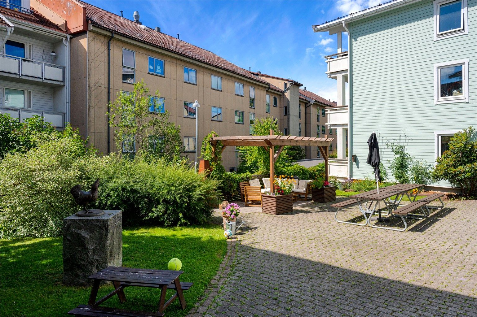 Borettslaget har et hyggelig og opparbeidet fellesareal for beboerne.