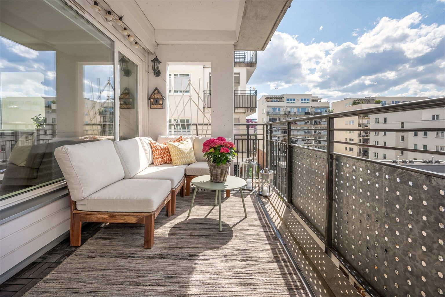 Balkongen er på ca. 11 m2 og er en perfekt plass å nyte årets varmere dager i eget hjem
