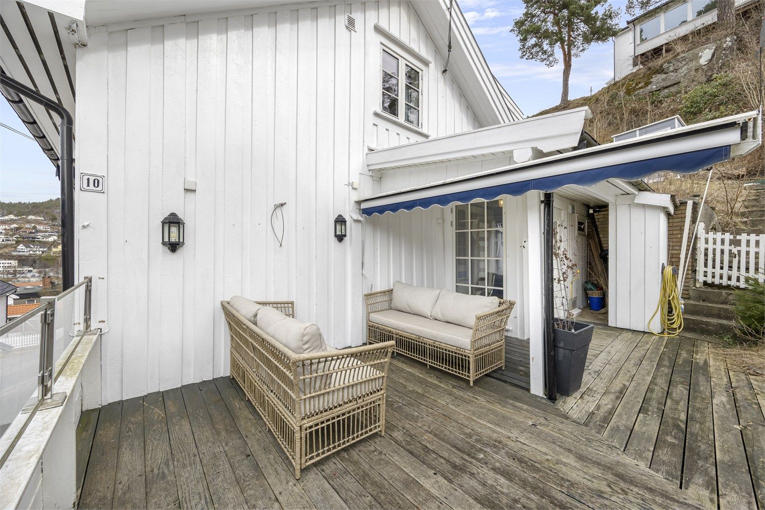 Flott uteplass med markise og gode solforhold.