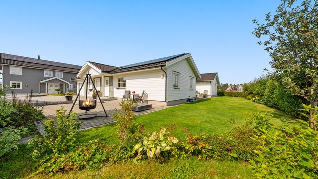 Uteområde med plass for lek og sosiale sammenkomster.