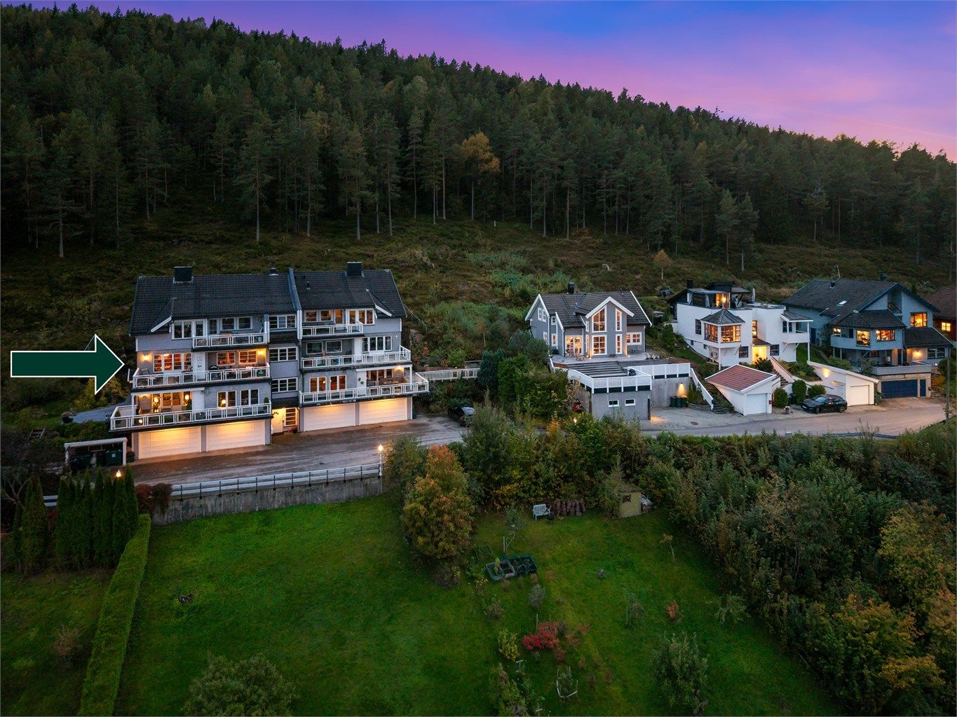 Leilighet i attraktivt og rolig område, beliggende i blindgate – med dobbelgarasje og heisadkomst