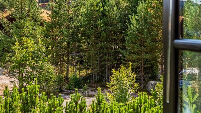 Fra balkongen ser du ut mot alpinanlegget og naturen