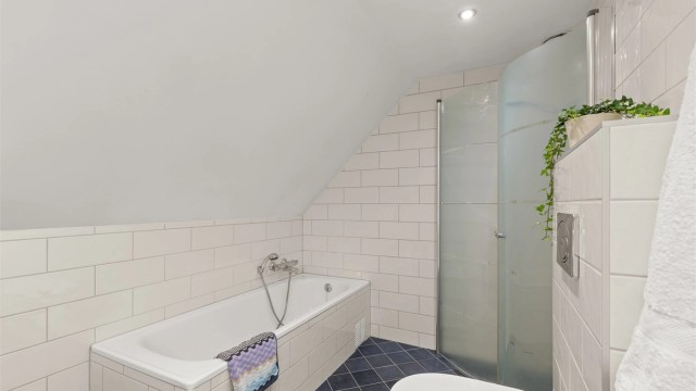 Badet har både dusjhjørne og badekar