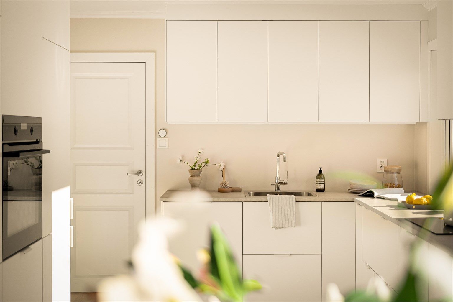 Moderne og innbydende nytt kjøkken fra Ikea med ren linjer.