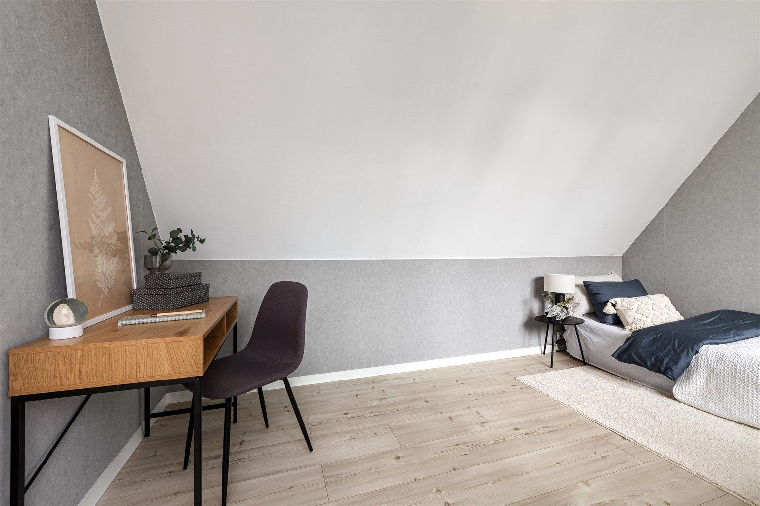 Rommet er arealeffektivt og har plass til både seng og en egen arbeidsplass