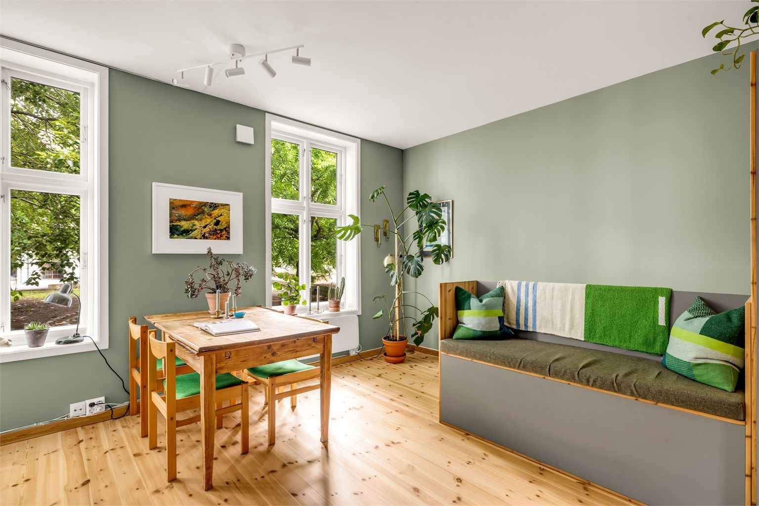 En sjarmerende og arealeffektiv leilighet over to plan, med store vindusflater som gir godt med dagslys og utsyn til park og gatetun. Foto: Isnitt AS, Bjørnar Solberg.