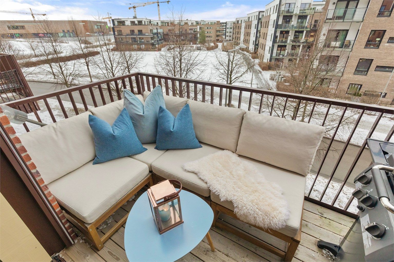 God plass til ønsket utemøblement. Her kan man nyte solen fra morgenen til ca. 18:00 på sommerstid. 