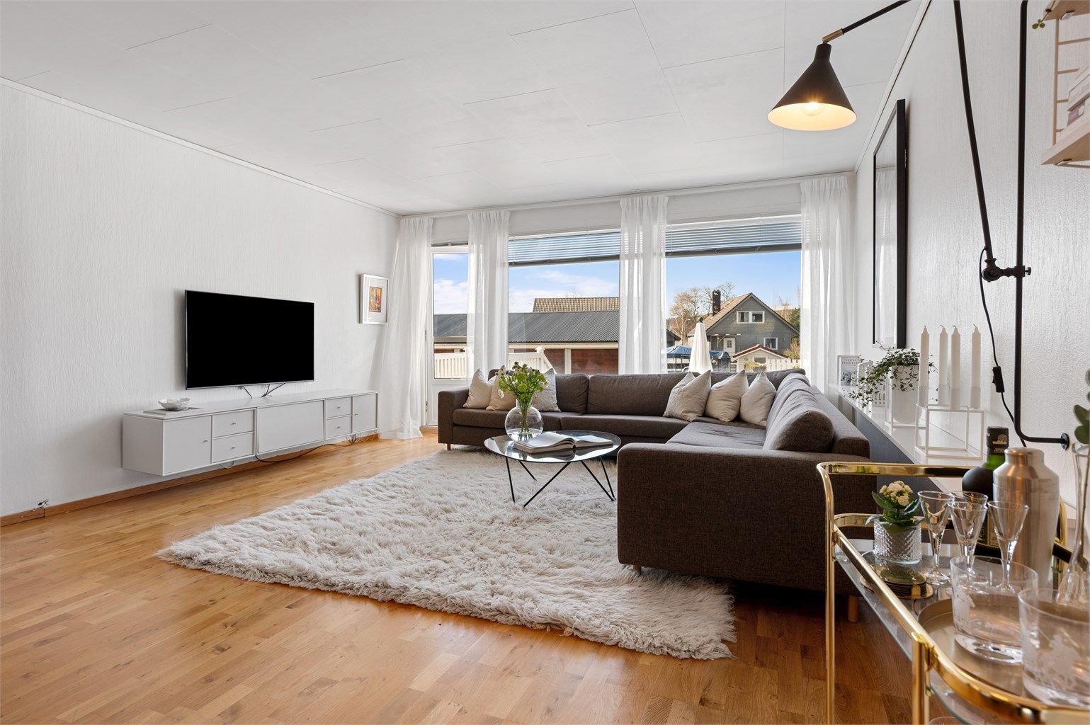 Romslig utbygd stue med god plass til salong og spisebord.