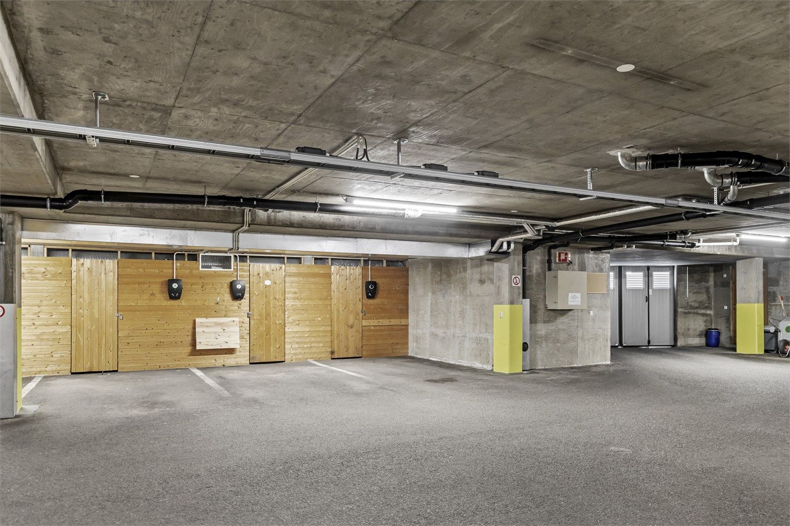Egen parkeringsplass (nr. 133c) i felles garasjeanlegg, med installert elbillader og tilhørende sportsbod.