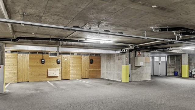 Egen parkeringsplass (nr. 133c) i felles garasjeanlegg, med installert elbillader og tilhørende sportsbod.