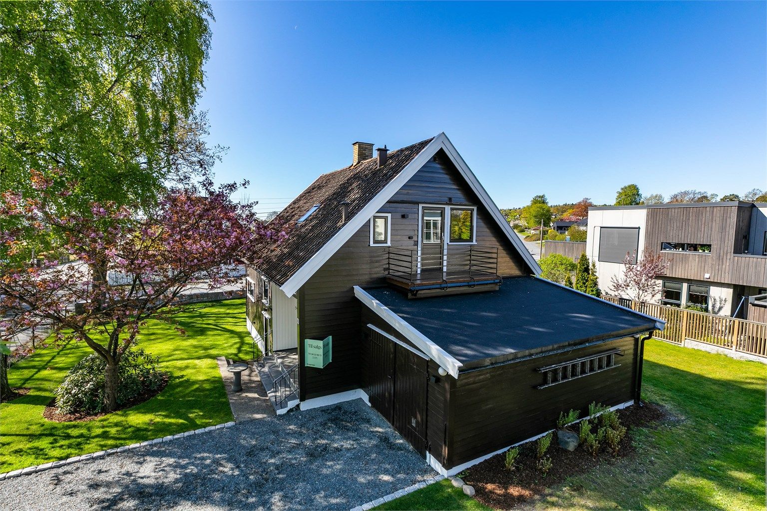 Garasjens yttertak er tekket med takpapp, boligens saltak med takstein. Taktekkingen er fra ukjent årstall.