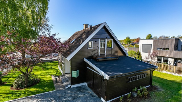Garasjens yttertak er tekket med takpapp, boligens saltak med takstein. Taktekkingen er fra ukjent årstall.