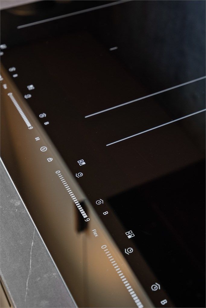 Kjøkkenet har integrert stekeovn, platetopp, oppvaskmaskin og kjøleskap med fryser