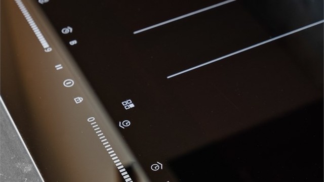 Kjøkkenet har integrert stekeovn, platetopp, oppvaskmaskin og kjøleskap med fryser
