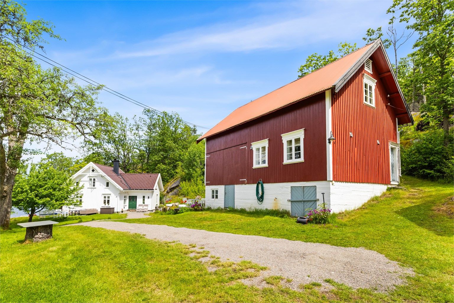 Låven byr på god lagringsplass og er i tillegg innredet med bad, vaskerom og to toalettrom