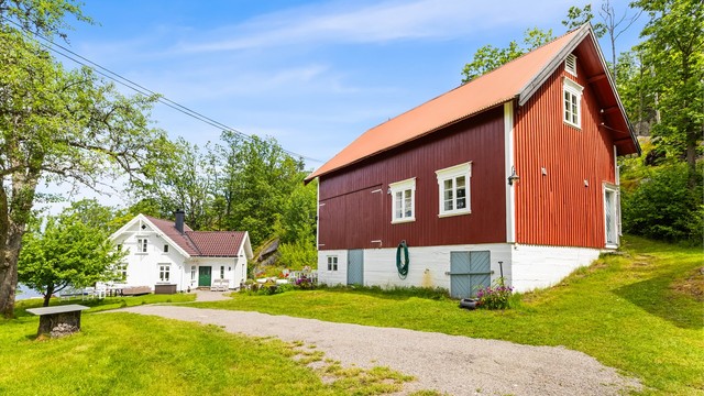 Låven byr på god lagringsplass og er i tillegg innredet med bad, vaskerom og to toalettrom