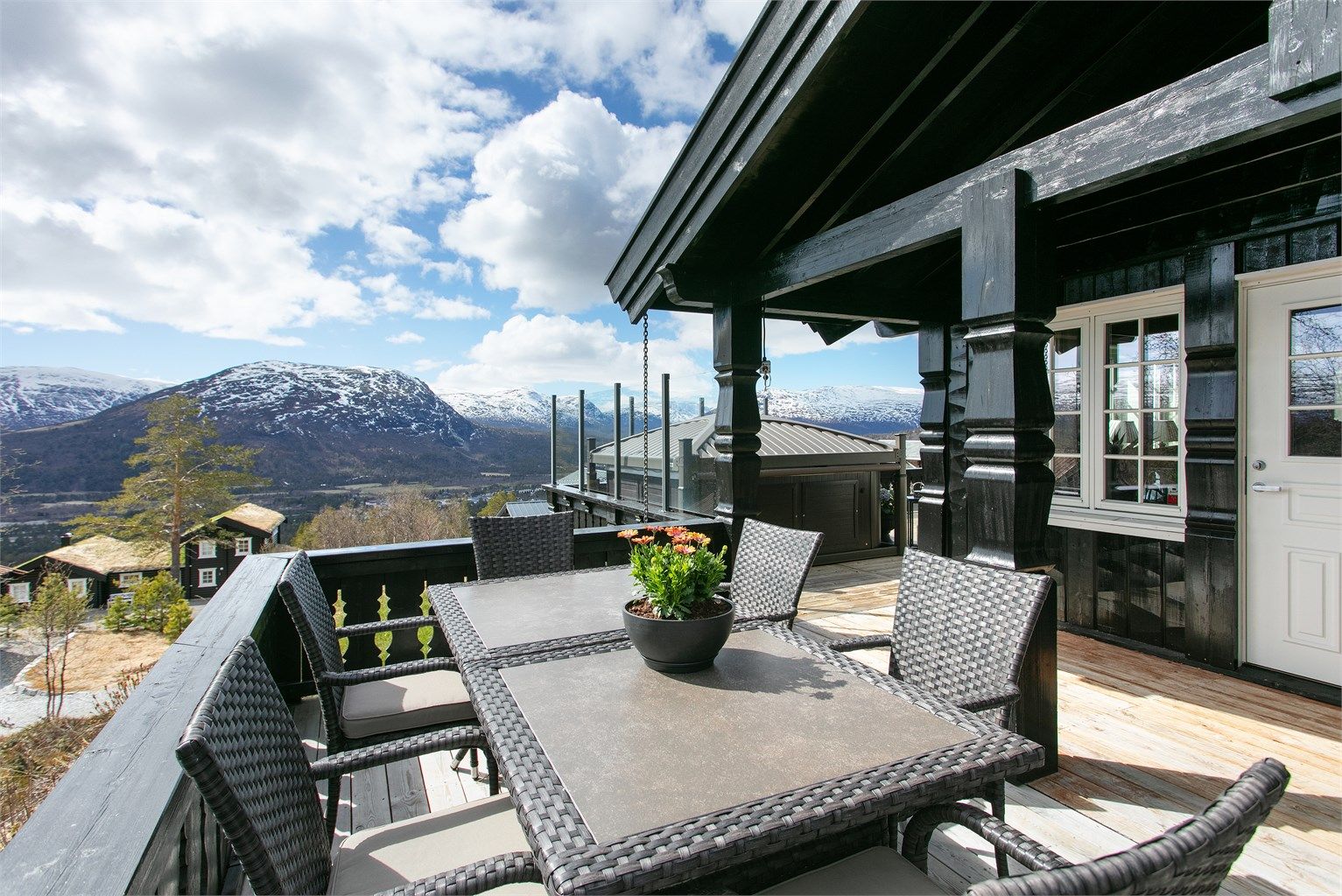 Den store terrassen er en naturlig samlingsplass gjennom store deler av året.