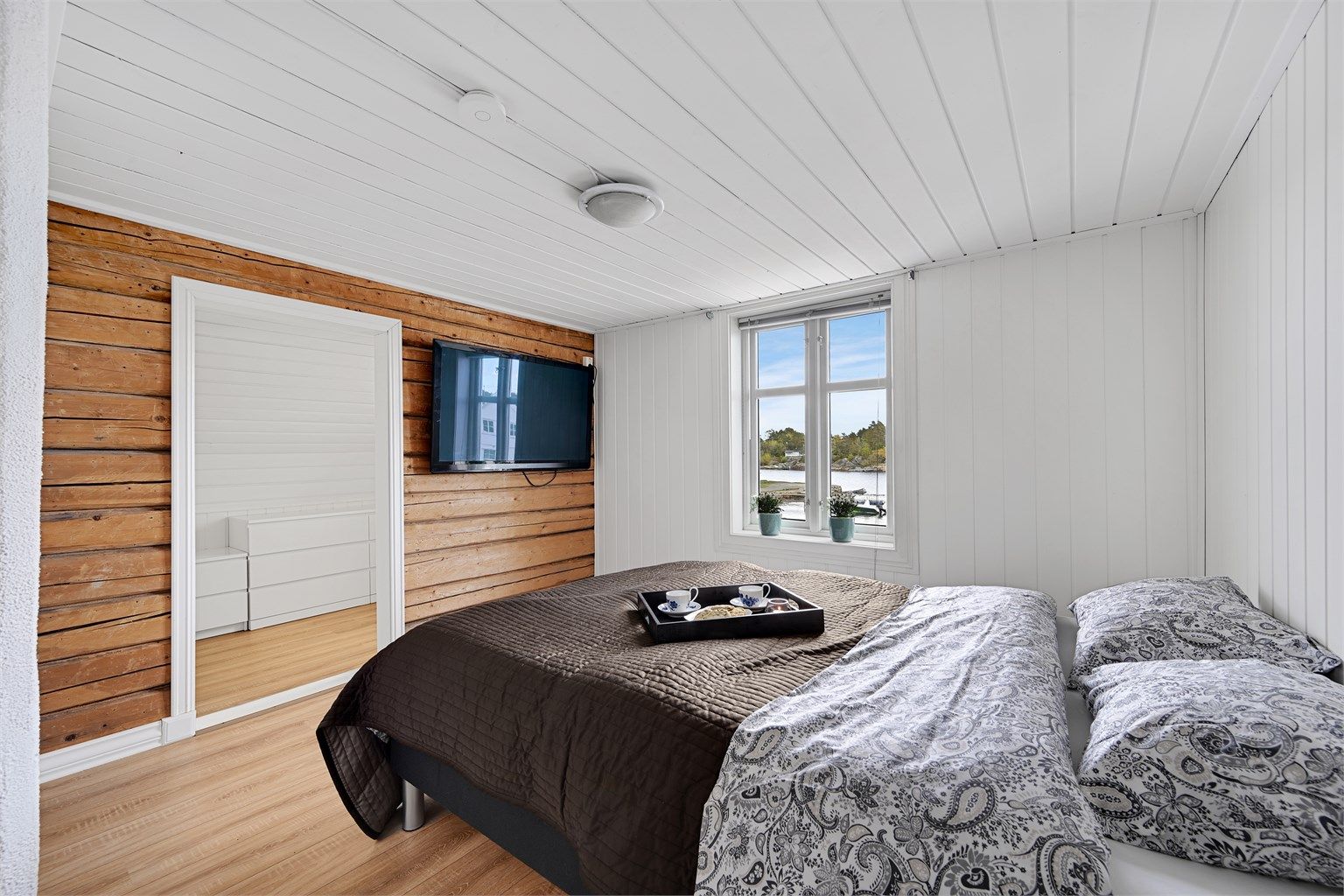 Etasjen rommer videre tre gode soverom, soveromsalkove, walk-in closet.