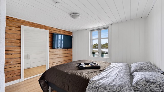 Etasjen rommer videre tre gode soverom, soveromsalkove, walk-in closet.