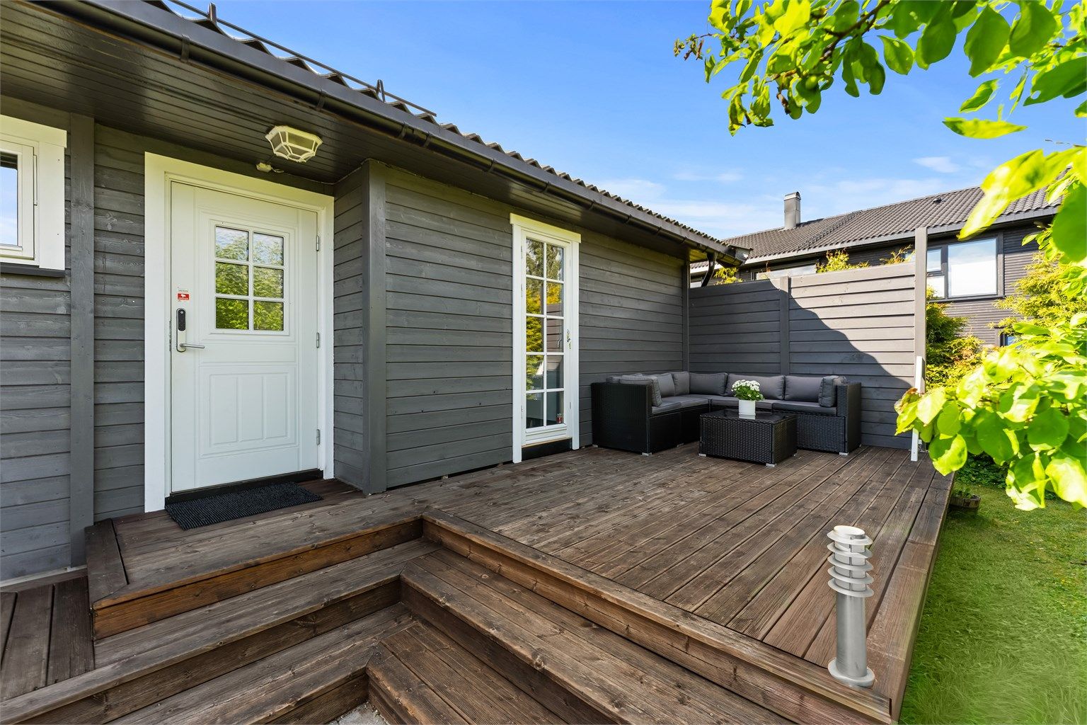 Overbygd terrasse ved inngangspartiet på 16 m².