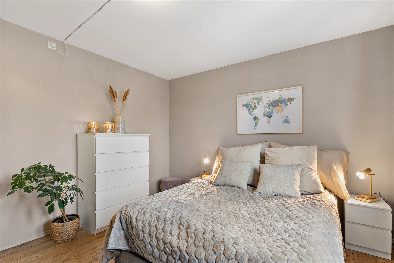 Rommet har en nøytral og tidløs fargepalett.