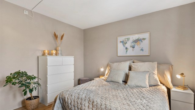 Rommet har en nøytral og tidløs fargepalett.