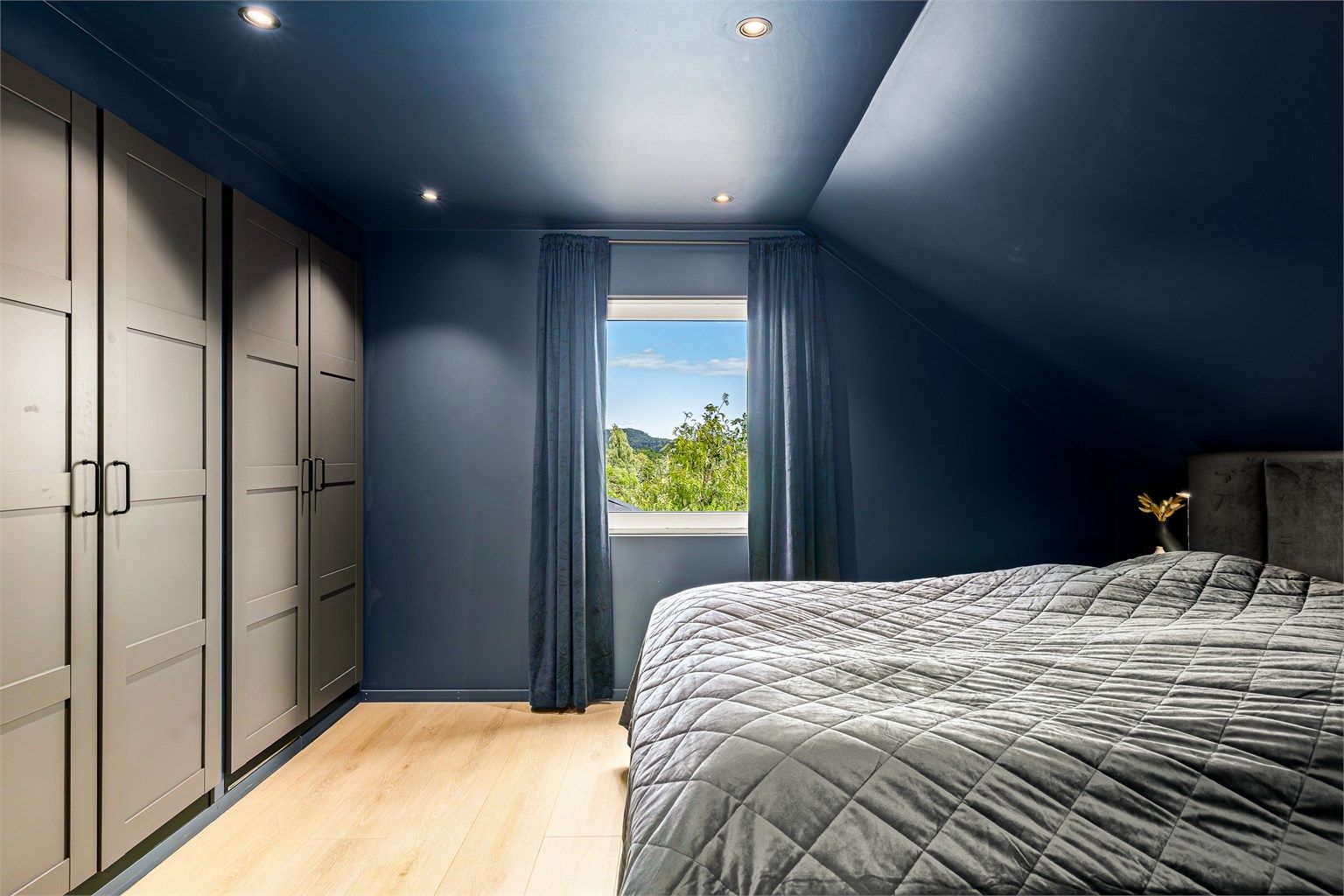 Hovedsoverom - i blått, en beroligende farge.