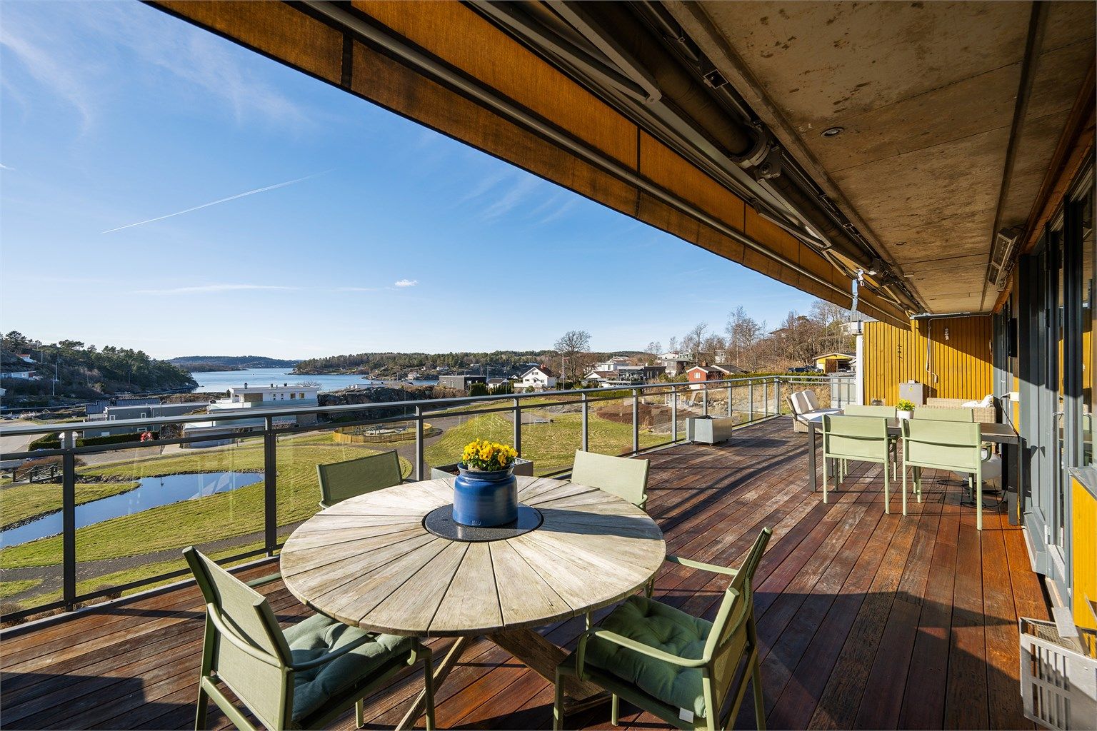 Med vestvendt beliggenhet kan du nyte solen fra formiddag til sen kveld, med spektakulære solnedganger som danner en vakker ramme rundt hverdagen