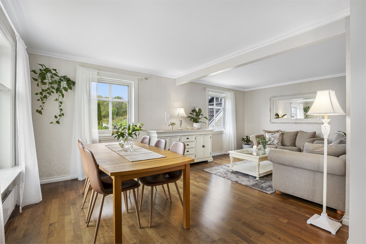 Den romslige stuen gir god plass til både en stor sofagruppe og en egen spiseavdeling.