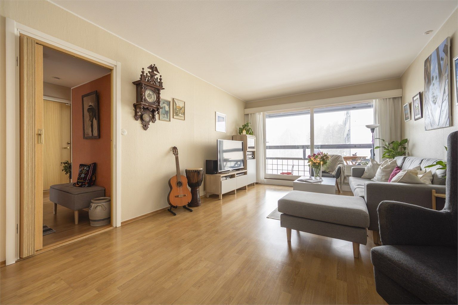 Stuen er romslig med god planløsning og kan enkelt innredes med en hyggelig sofagruppe med tilhørende sofabord og annet ønskelig stuemøblement